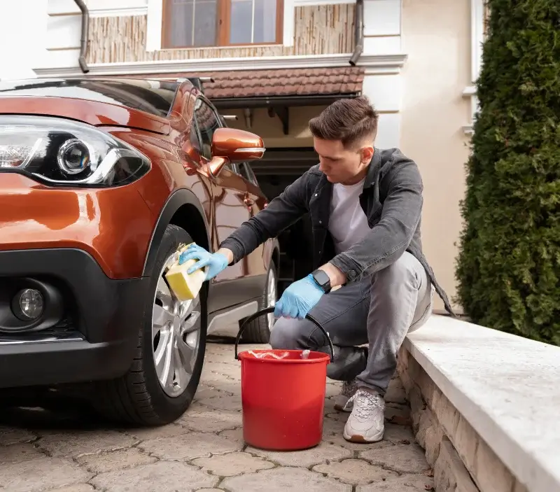 Lavage auto à domicile Sanilhac-Sagriès : professionnel intervenant sur un véhicule